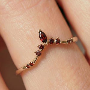Granat Goldring, Marquise Granat Ring, Geschwungener Ehering, Goldring, Einzigartiges Jubiläumsgeschenk