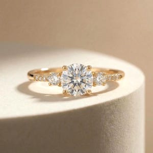 Elegante anillo de moissanita de tres piedras / Anillo de compromiso redondo de 1 quilate para viajes / Delicada joya de oro para promesa