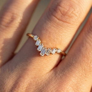 Anello nuziale con moissanite Chevron, anello impilabile Chevron vintage, anello con moissanite baguette e rotonda per donna immagine 1