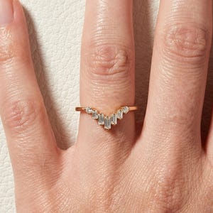 Anello nuziale con moissanite Chevron, anello impilabile Chevron vintage, anello con moissanite baguette e rotonda per donna immagine 7