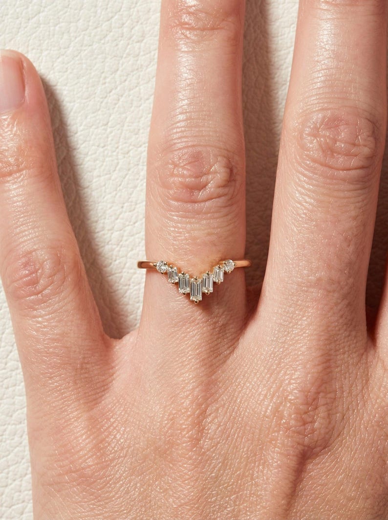Anello nuziale con moissanite Chevron, anello impilabile Chevron vintage, anello con moissanite baguette e rotonda per donna immagine 7