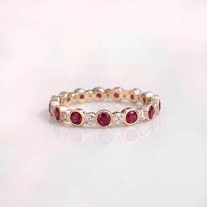 Rubin und Diamant Eternity Band: Zarte Ring aus Massivem Gold