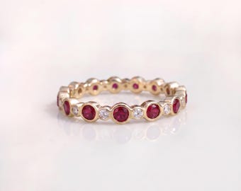 Anello dell'eternità con rubini e diamanti: delicato anello in oro massiccio