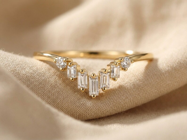 Anello nuziale con moissanite Chevron, anello impilabile Chevron vintage, anello con moissanite baguette e rotonda per donna immagine 8