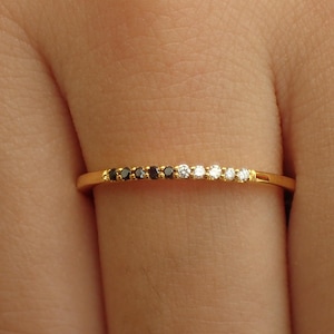 Alternating Black & White Diamonds Wedding Band, 14k Solid Gold Thin Dainty Band, Diamond Stackable Ring