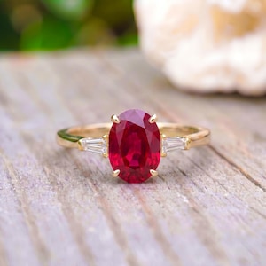 Anillo de compromiso de rubí en oro, anillo de rubí ovalado con circonita cúbica, anillo de tres piedras talla baguette, anillo de piedra natal de julio