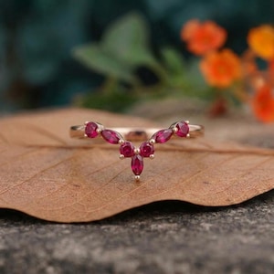 Anillo apilable curvo de oro y rubí / Alianza de boda con piedras marquesa y redondas / Elegante regalo con la piedra de nacimiento de julio para ella