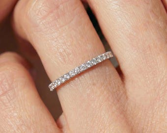 Anello dell'eternità in oro 14 carati con micro pavé di diamanti - Delicata fede nuziale