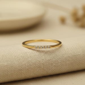 Anillo apilable de moissanita y oro de 14 quilates / Anillo minimalista de banda fina y delicada / Anillo de promesa / Regalo de joyería fina para el día a día para ella