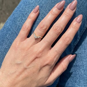Anello nuziale con moissanite Chevron, anello impilabile Chevron vintage, anello con moissanite baguette e rotonda per donna immagine 5