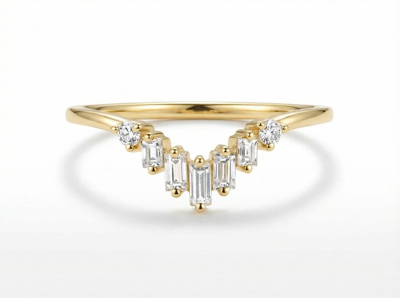 Anello nuziale con moissanite Chevron, anello impilabile Chevron vintage, anello con moissanite baguette e rotonda per donna immagine 2