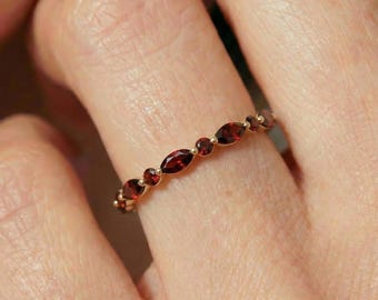 Granaat half-eternity ring in 14-karaats goud | Stapelbare ring met marquise- en ronde rode edelsteen | Geboortesteen van januari sieraden