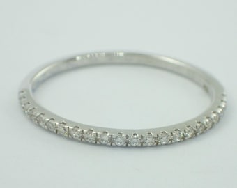 Alianza de boda con micropavé de diamantes: anillo apilable de oro macizo PT950