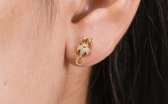 Share 182+ gold scorpion earrings