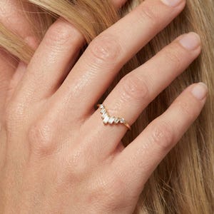Anello nuziale con moissanite Chevron, anello impilabile Chevron vintage, anello con moissanite baguette e rotonda per donna immagine 11