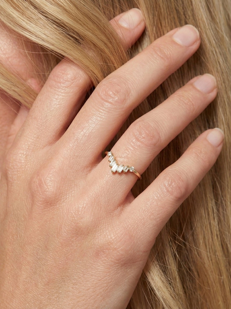 Anello nuziale con moissanite Chevron, anello impilabile Chevron vintage, anello con moissanite baguette e rotonda per donna immagine 11