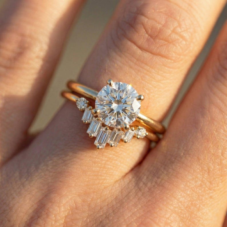 Anello nuziale con moissanite Chevron, anello impilabile Chevron vintage, anello con moissanite baguette e rotonda per donna immagine 3