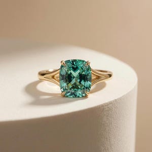 Anillo de alejandrita talla cojín / Anillo de compromiso solitario con brazo dividido / Regalo de aniversario de inspiración vintage para ella