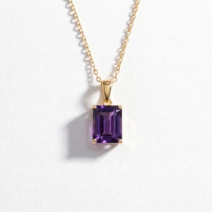 Elegant ametisthalsband i guld | Rektangulärt slipad lila ädelstenshänge | Eleganta smycken med födelsesten i februari