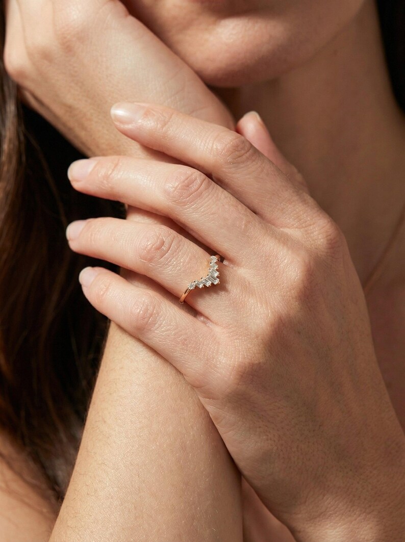 Anello nuziale con moissanite Chevron, anello impilabile Chevron vintage, anello con moissanite baguette e rotonda per donna immagine 12