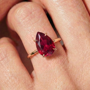 Impresionante anillo solitario de rubí talla pera en oro de 14 quilates / Anillo de compromiso con gema roja en forma de lágrima / Regalo de aniversario para ella / Joyería llamativa