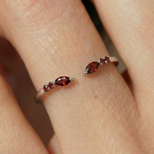 Granatöppen manschettring i sterlingsilver | Markis och rund ädelsten | Eleganta stapelbara smycken med januari-födelsesten