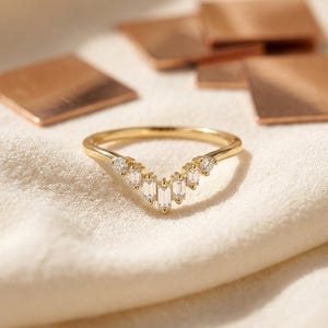 Anello nuziale con moissanite Chevron, anello impilabile Chevron vintage, anello con moissanite baguette e rotonda per donna immagine 4