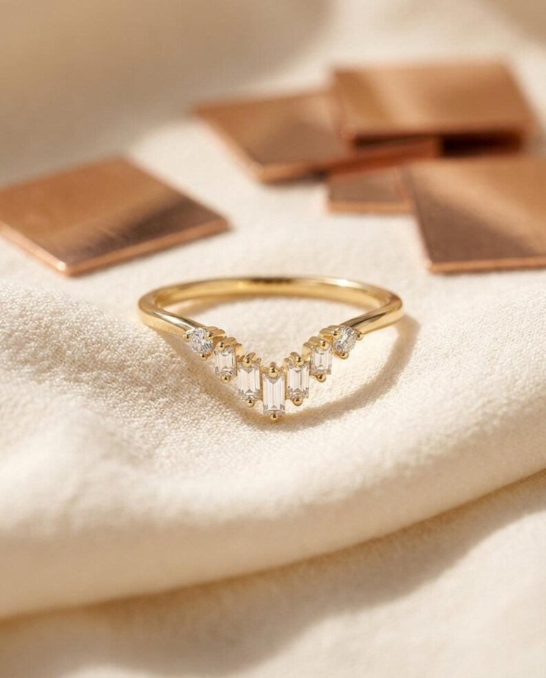 Anello nuziale con moissanite Chevron, anello impilabile Chevron vintage, anello con moissanite baguette e rotonda per donna immagine 4
