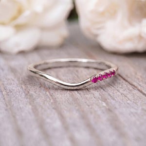 Delicada alianza de boda curva de oro rosa con rubíes / Anillo apilable delicado / Anillo de aniversario minimalista con contorno / Regalo de joyería fina para mujer