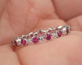 Anello dell'eternità con rubini e diamanti: delicato anello in oro massiccio