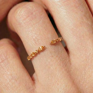 Anillo abierto de citrino marquesa en oro / Anillo de pulsera apilable y delicado con piedras preciosas / Anillo minimalista ajustable con piedra amarilla, regalo para ella.