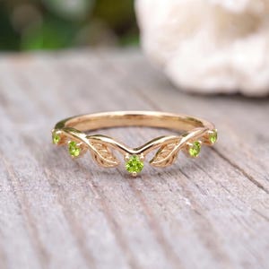 Zierlicher Peridot Blatt Ring, Natur inspirierter Reben Stapelring, zarter August Geburtsstein Schmuck, einzigartiges grünes Edelstein Geschenk für sie