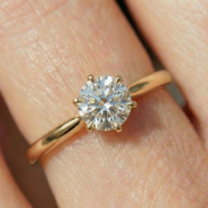 Anillo solitario de moissanita en oro de 14 quilates / Anillo clásico de compromiso y promesa de 6 puntas / Elegante joya de aniversario para ella