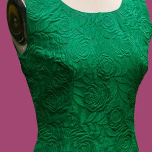 Puede incluir: Un vestido sin mangas con un estampado de rosas verdes. El vestido est&aacute; hecho de una tela texturizada y tiene un escote redondo.