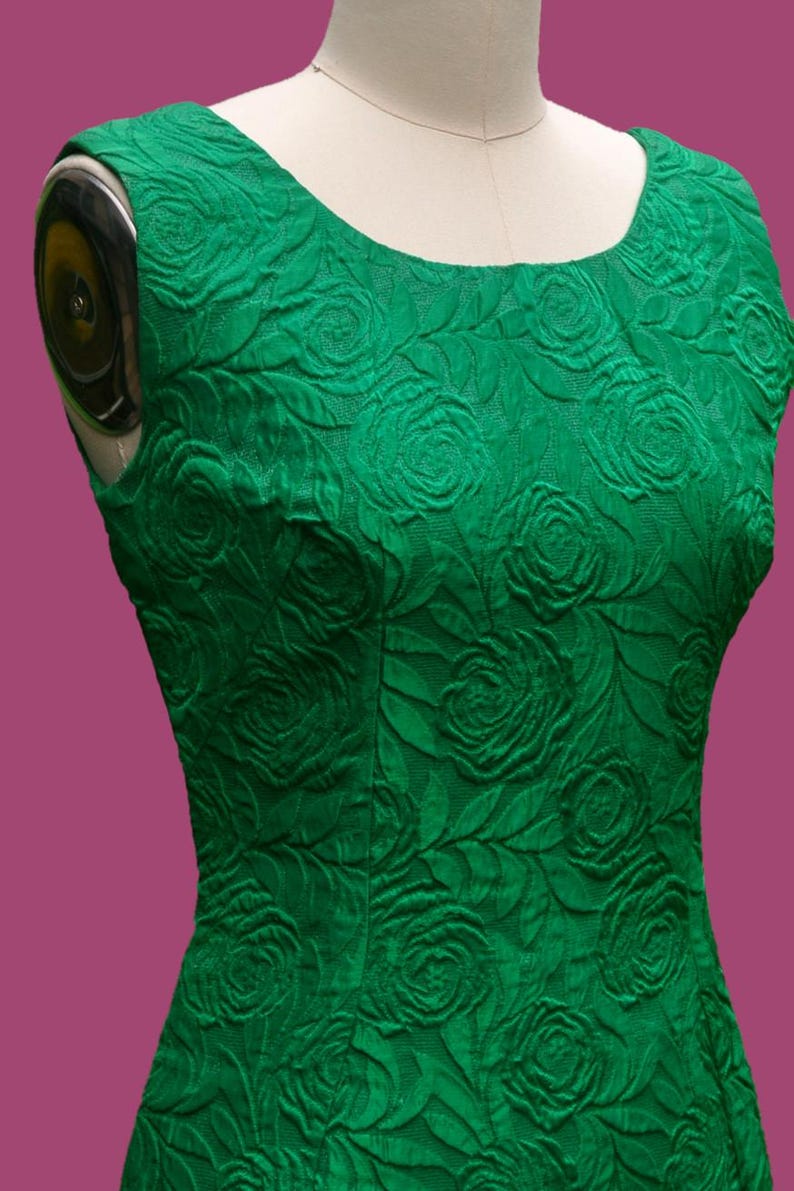 Puede incluir: Un vestido sin mangas con un estampado de rosas verdes. El vestido est&aacute; hecho de una tela texturizada y tiene un escote redondo.