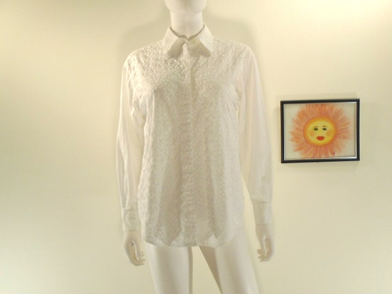 Vintage GAP White on White Embroidered Hidden But… - image 1