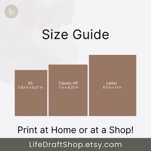 K&ouml;nnte beinhalten: Ein Gr&ouml;&szlig;enleitfaden f&uuml;r druckbare Kunstdrucke, der drei verschiedene Gr&ouml;&szlig;en zeigt: A5 (5,83 Zoll mal 8,27 Zoll), Classic HP (7 Zoll mal 9,25 Zoll) und Letter (8,5 Zoll mal 11 Zoll). Der Text "Zu Hause oder im Gesch&auml;ft drucken!" befindet sich unter dem Gr&ouml;&szlig;enleitfaden, und die Website "LifeDraftShop.etsy.com" befindet sich darunter.