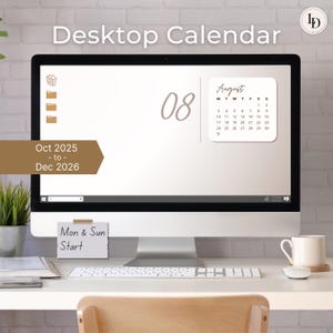 Puede incluir: Un monitor de computadora muestra un calendario de escritorio digital. La pantalla muestra el mes de agosto con el número 08 y una cuadrícula de calendario. También es visible el texto "Oct 2025 - to - Dec 2026". Un teclado, una taza y una silla están en primer plano.
