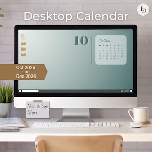 Puede incluir: Una pantalla de ordenador que muestra un calendario digital de octubre de 2025 a diciembre de 2026. La pantalla muestra el número 10 y una cuadrícula de calendario. Las palabras "Desktop Calendar" están en la parte superior. Un teclado, un ratón y una taza de café están en primer plano.