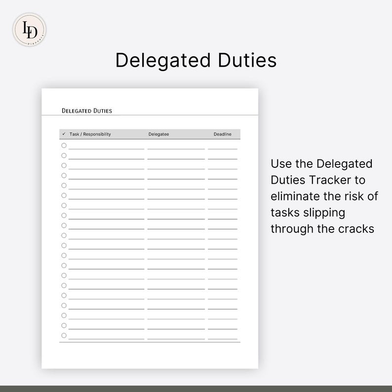 K&ouml;nnte beinhalten: Ein druckbarer Delegations-Tracker mit einer Checkliste, einer Spalte f&uuml;r den Delegierten und einer Spalte f&uuml;r die Frist. Der Text "Verwenden Sie den Delegations-Tracker, um das Risiko zu vermeiden, dass Aufgaben durch die Maschen fallen" befindet sich auf der rechten Seite der Seite.