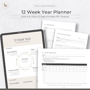 Op de afbeelding: Een digitale 12 Week Year Planner met een minimalistisch ontwerp. De planner bevat een tablet met het uitvoeringssysteem en verschillende pagina's voor wekelijkse beoordelingen, uitvoeringsplannen en scorekaarten. De tekst bevat "31 pagina's | Direct downloaden".
