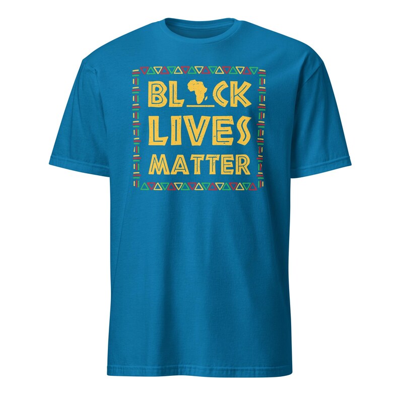 Peut inclure: Un t-shirt bleu turquoise avec un contour noir et un graphique jaune qui dit "Black Lives Matter" avec un contour stylis&eacute; du continent africain.