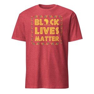 Peut inclure: T-shirt rouge avec un imprim&eacute; graphique noir, jaune, vert et rouge qui dit "Black Lives Matter" avec une silhouette du continent africain au milieu du mot "Black".