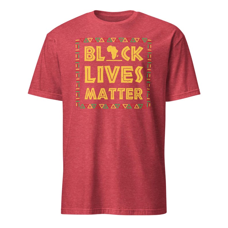 Peut inclure: T-shirt rouge avec un imprim&eacute; graphique noir, jaune, vert et rouge qui dit "Black Lives Matter" avec une silhouette du continent africain au milieu du mot "Black".