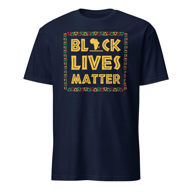 Peut inclure: Un t-shirt bleu marine avec un imprim&eacute; graphique d'un contour stylis&eacute; du continent africain en jaune et le texte "Black Lives Matter" en jaune avec une bordure &agrave; motifs rouge, vert et jaune.