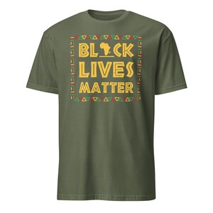 Peut inclure: Un t-shirt vert avec un contour noir du continent africain et le texte "Black Lives Matter" en lettres jaunes.