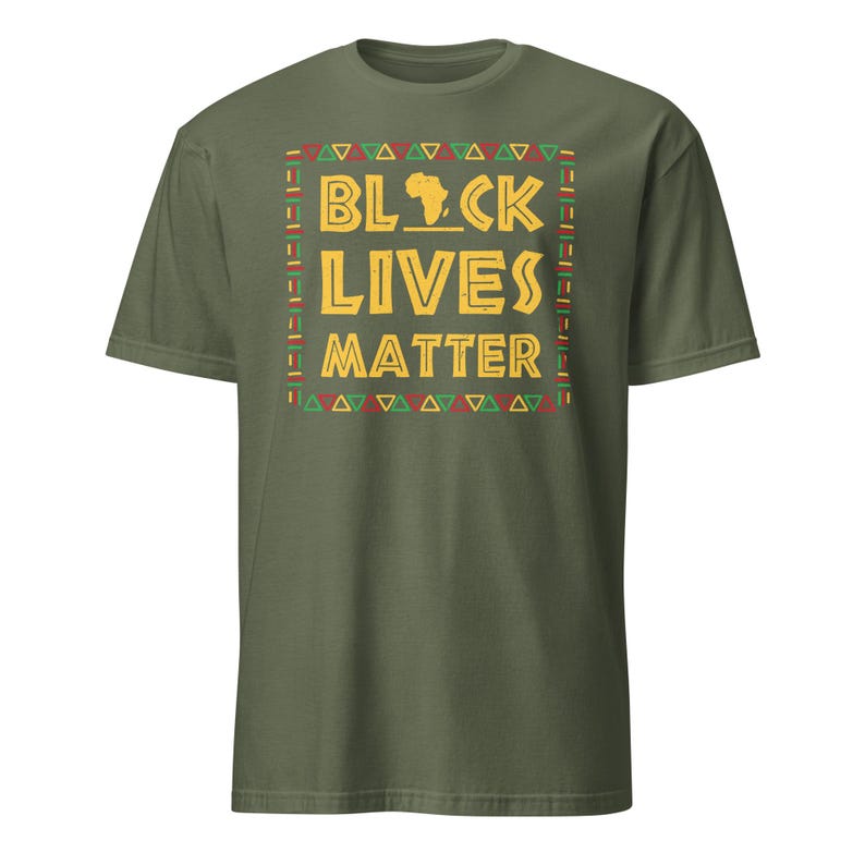 Peut inclure: Un t-shirt vert avec un contour noir du continent africain et le texte "Black Lives Matter" en lettres jaunes.