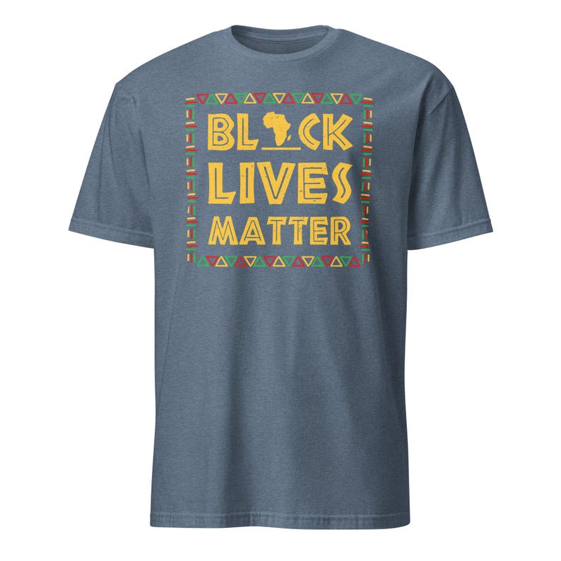 Peut inclure: Un t-shirt bleu avec un motif jaune qui dit "Black Lives Matter" avec un contour du continent africain au milieu du mot "Black". Le motif est entour&eacute; d'une bordure color&eacute;e.
