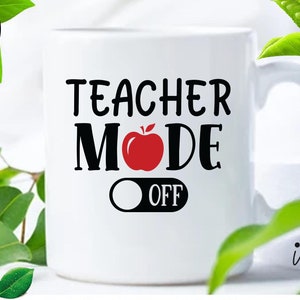 Puede incluir: Taza de cerámica blanca con el texto "TEACHER MODE OFF" en negro, con un gráfico de una manzana roja. La taza también presenta un gráfico de descarga digital con iconos de tipo de archivo SVG, EPS, DXF y PNG.