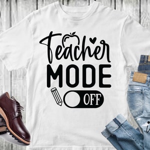 Puede incluir: Camiseta blanca con texto negro que dice "Teacher Mode Off" con un lápiz, una manzana y un gráfico de interruptor de apagado.